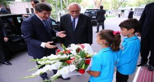 HaberinBaşbakan Ahmet Davutoğlu, Mill Eğitim Bakanlığını Ziyaret Etti Açıklamalı Görseli